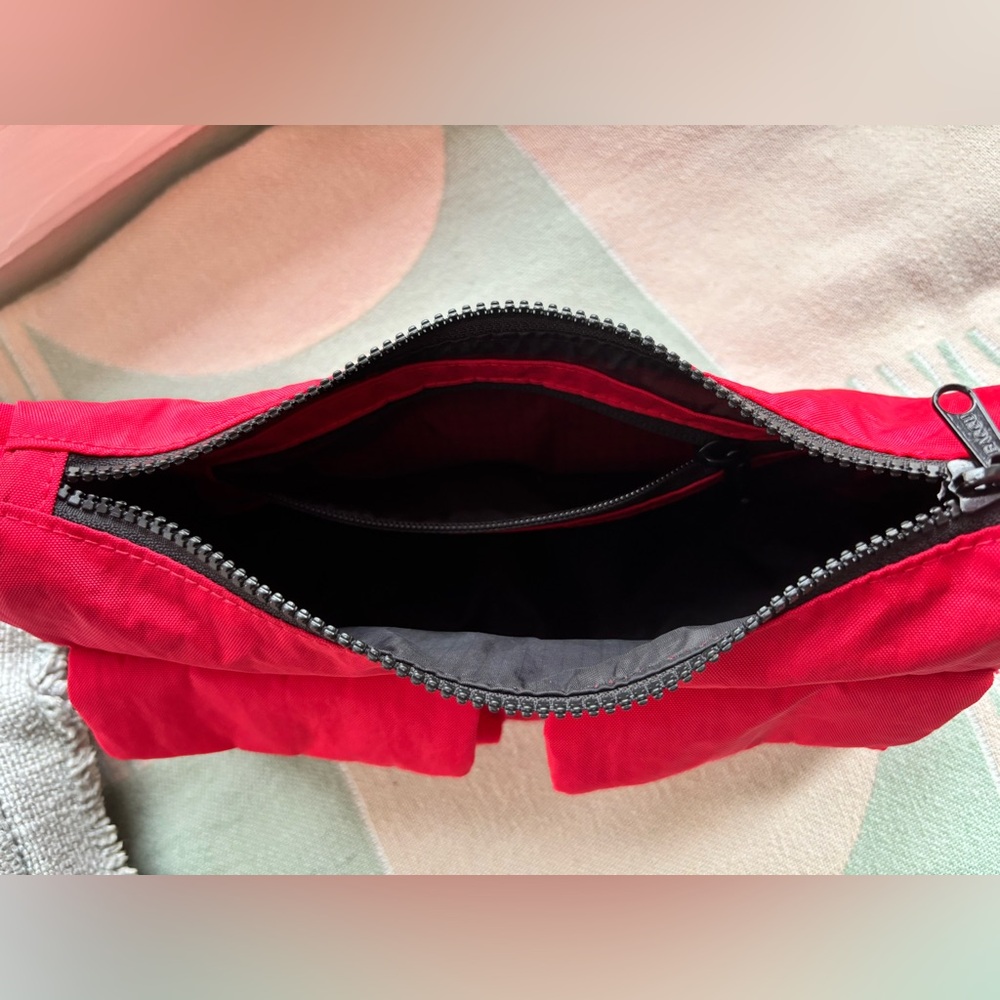 Baggu Cargo Shoulder Bag in Candy Apple Red- 2024 black zipper version - Picture 3 of 7